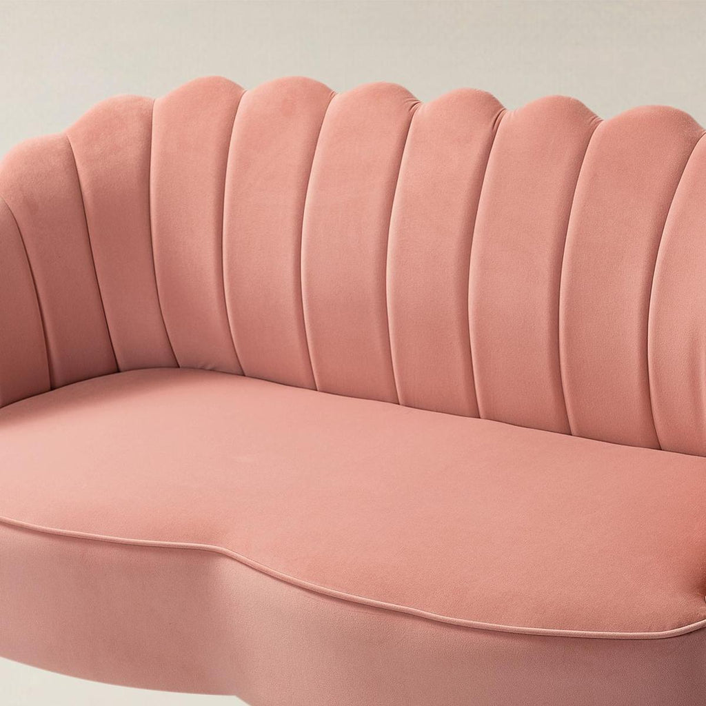 Ariel 2-Sitzer-Sofa aus Samt mit Muschelsilhouette und goldfarbenen Beinen
