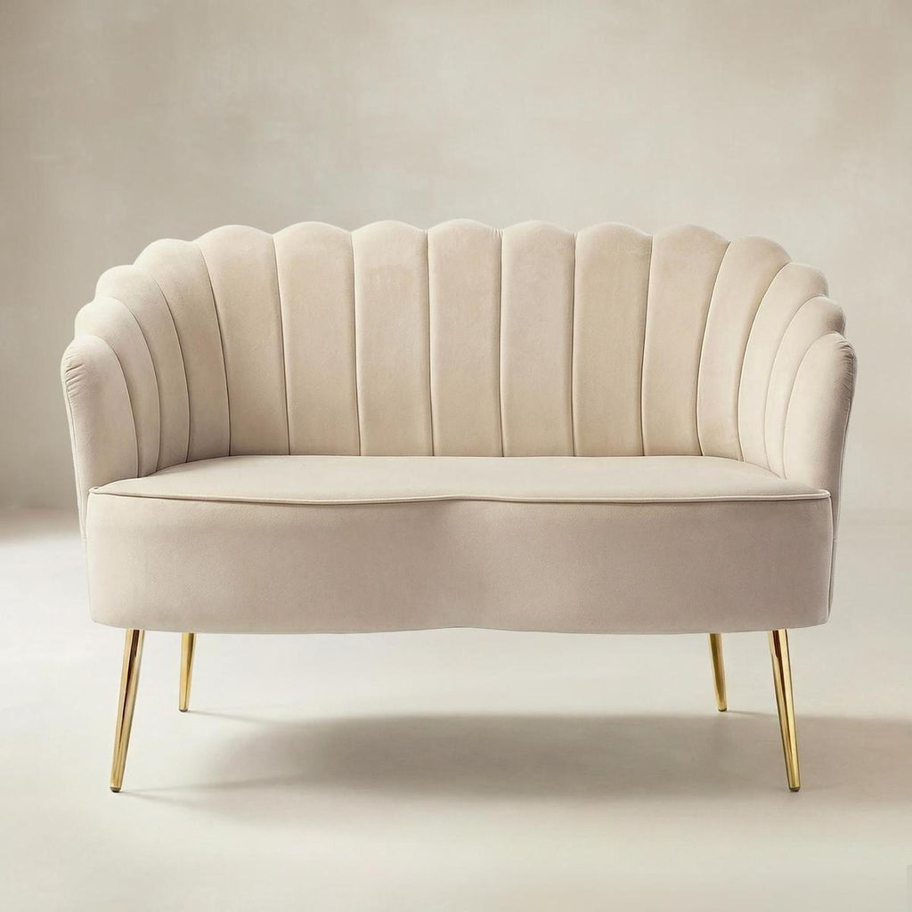 Ariel 2-Sitzer-Sofa aus Samt mit Muschelsilhouette und goldfarbenen Beinen