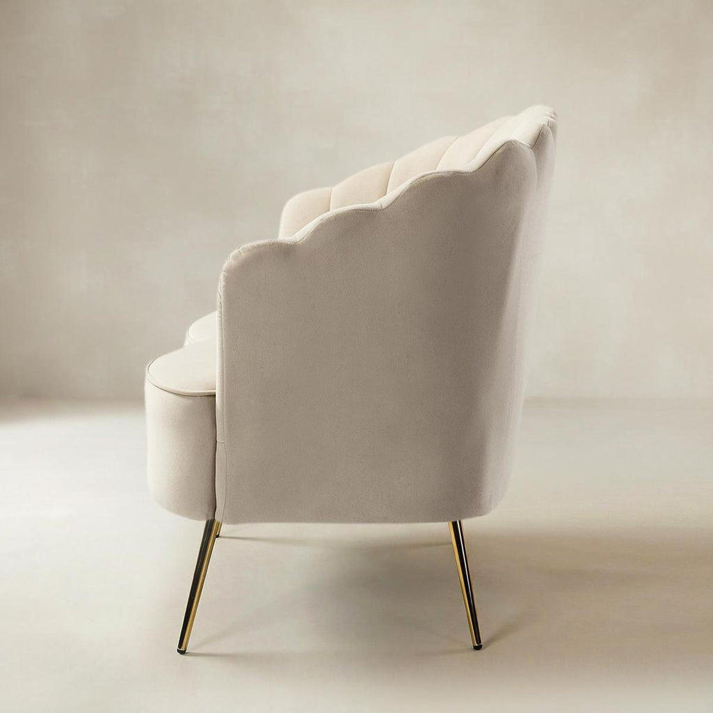 Ariel 2-Sitzer-Sofa aus Samt mit Muschelsilhouette und goldfarbenen Beinen