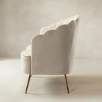 Ariel 2-Sitzer-Sofa aus Samt mit Muschelsilhouette und goldfarbenen Beinen