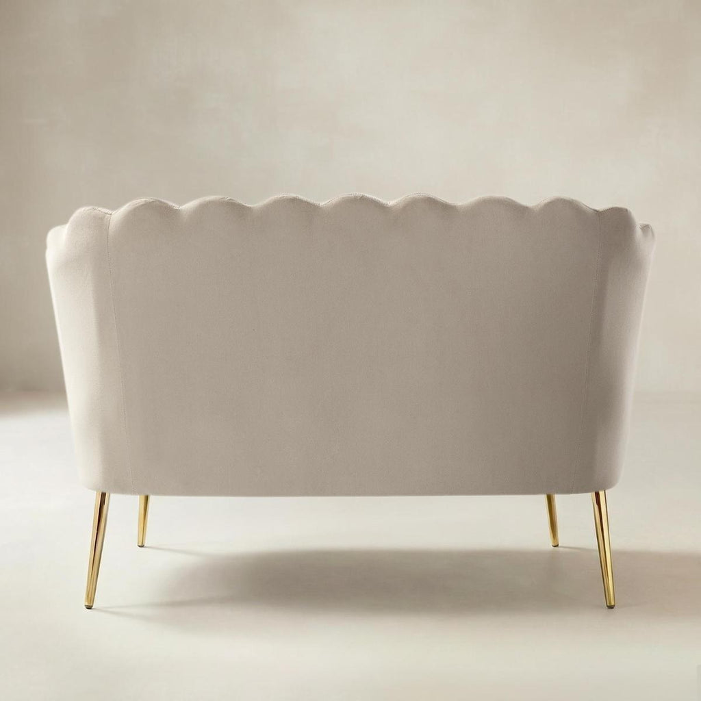 Ariel 2-Sitzer-Sofa aus Samt mit Muschelsilhouette und goldfarbenen Beinen