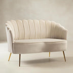 Ariel 2-Sitzer-Sofa aus Samt mit Muschelsilhouette und goldfarbenen Beinen