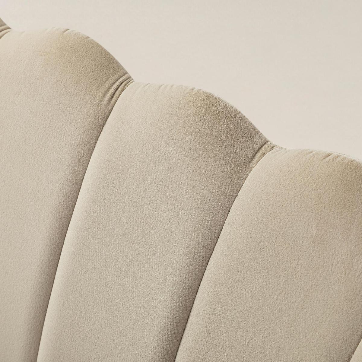 Ariel 2-Sitzer-Sofa aus Samt mit Muschelsilhouette und goldfarbenen Beinen