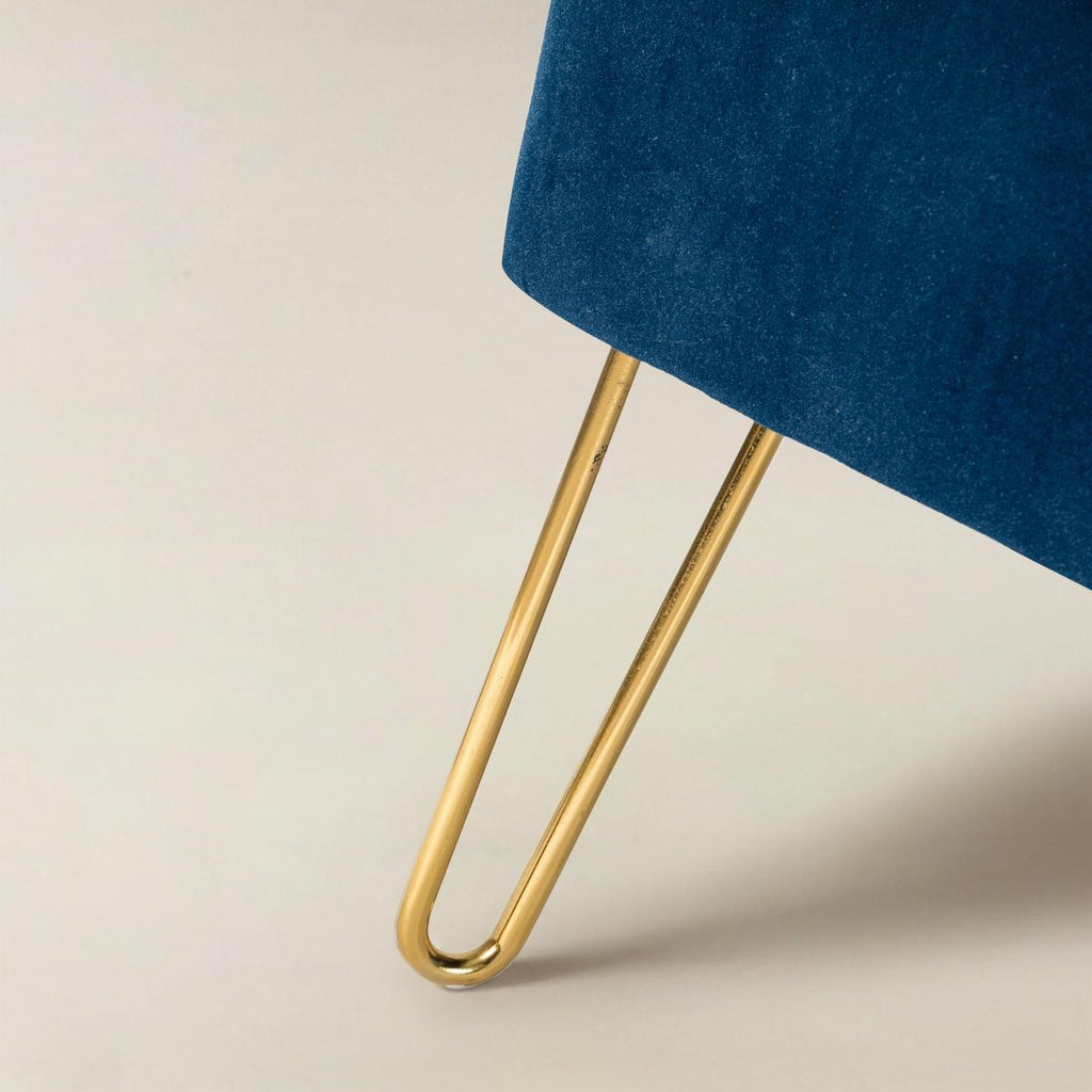 Ainhoa Mid-Century 2-Sitzer-Sofa aus Samt mit Hairpin-Beinen