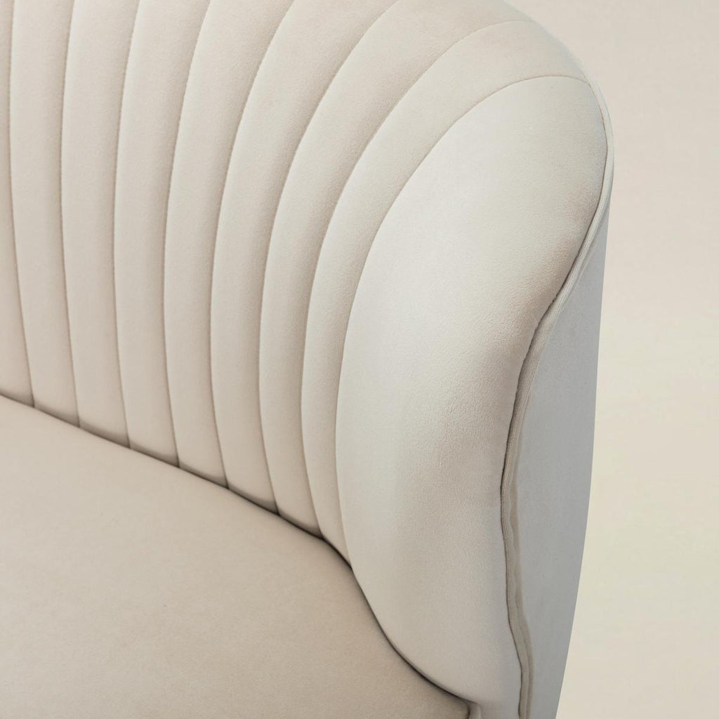Ainhoa Mid-Century 2-Sitzer-Sofa aus Samt mit Hairpin-Beinen