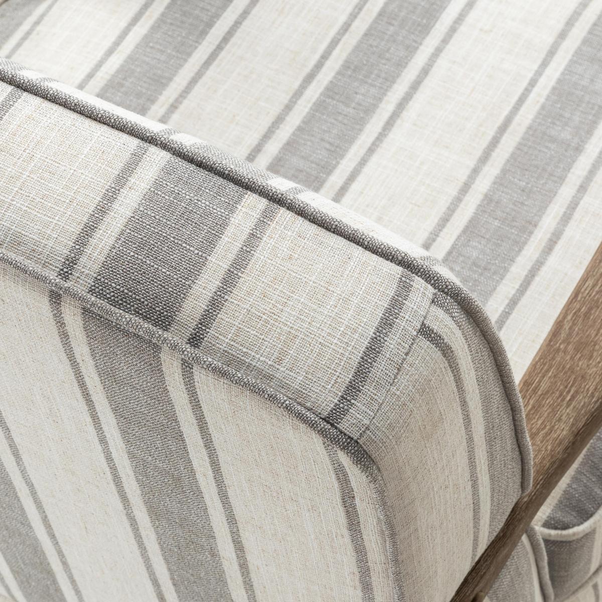 Randolph Eleganter Sessel im Landhausstil mit Massivholz-Armlehnen