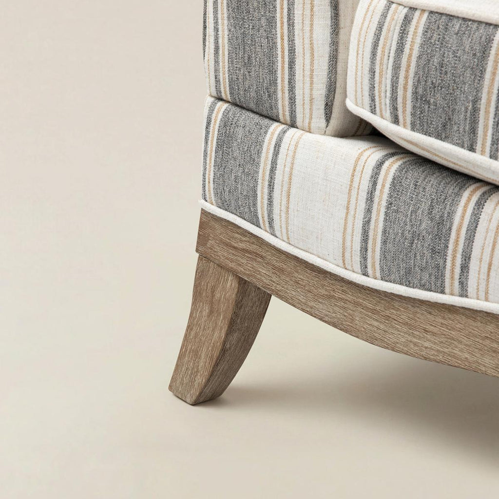 Randolph Eleganter Sessel im Landhausstil mit Massivholz-Armlehnen
