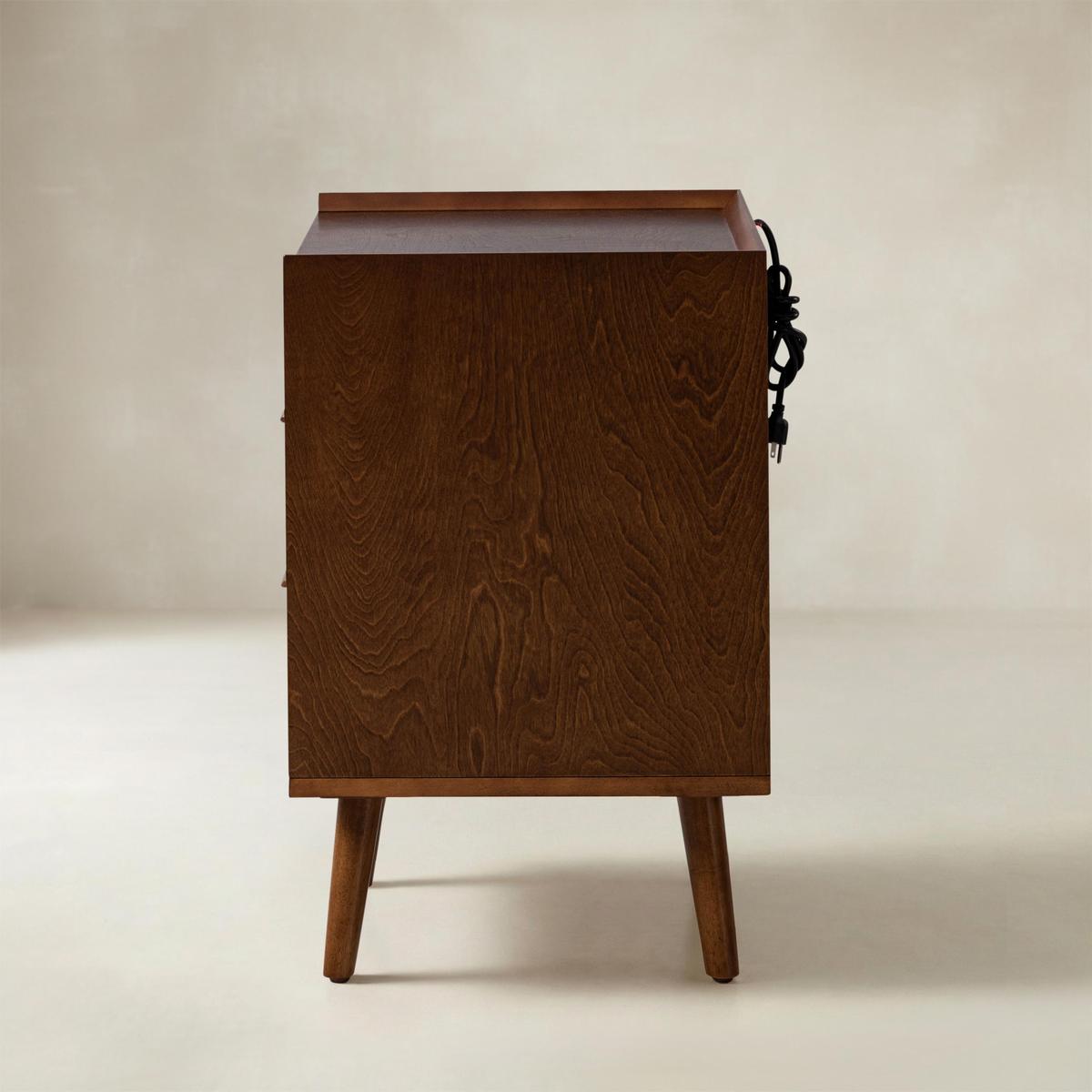 Janet Mid-Century-Nachttisch mit 3 Schubladen und Ladestation