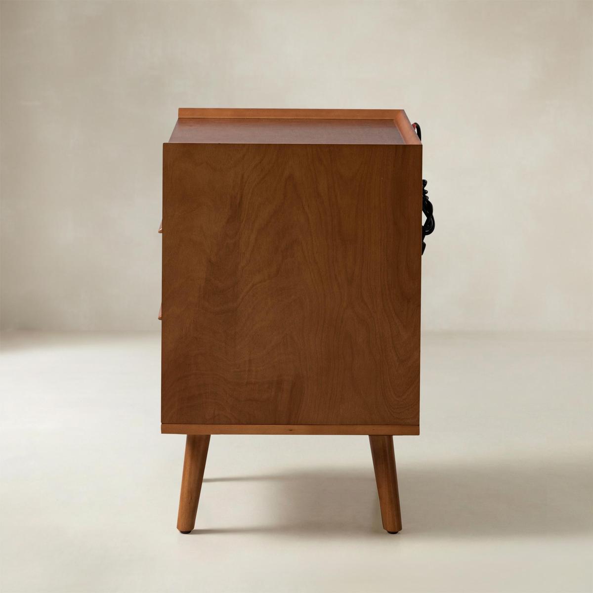 Janet Mid-Century-Nachttisch mit 3 Schubladen und Ladestation