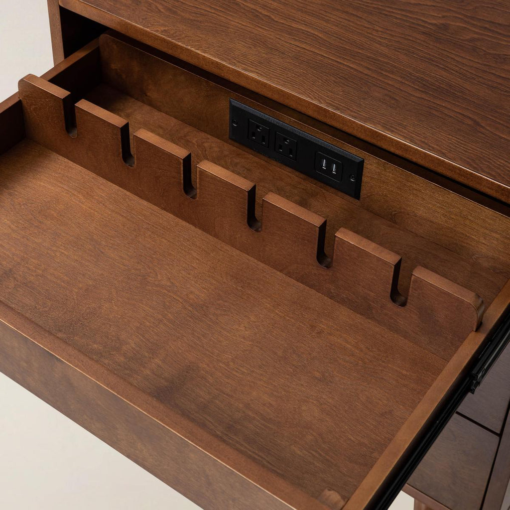 Janet Mid-Century-Nachttisch mit 3 Schubladen und Ladestation