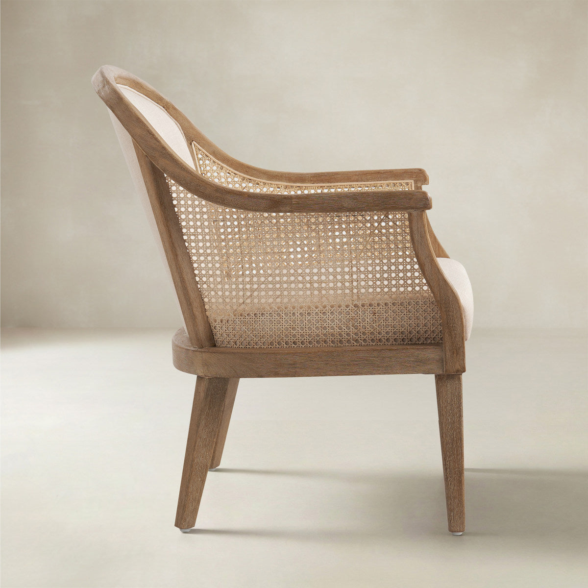 Audrey Landhaus-Sessel aus Rattan und Massivholz
