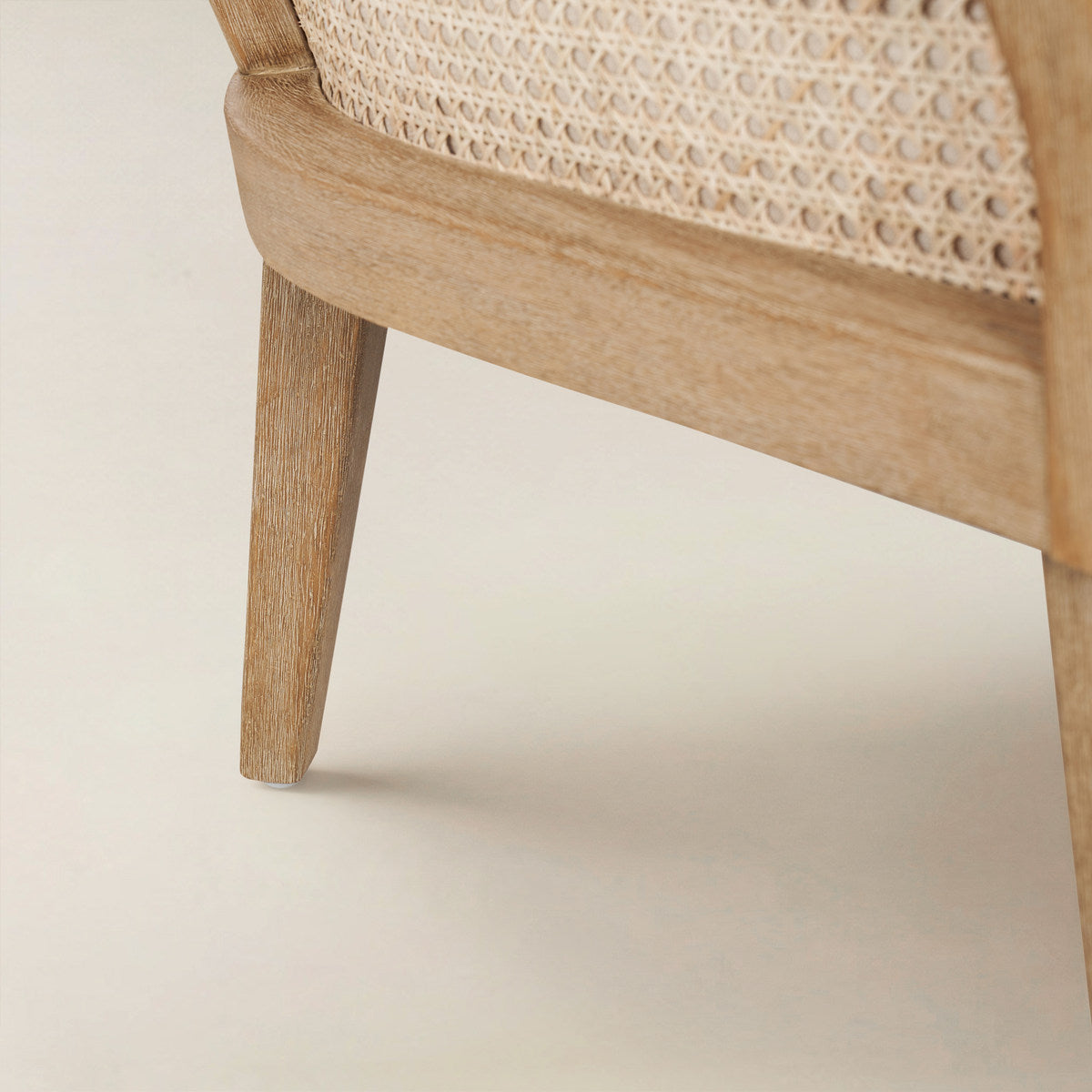 Audrey Landhaus-Sessel aus Rattan und Massivholz