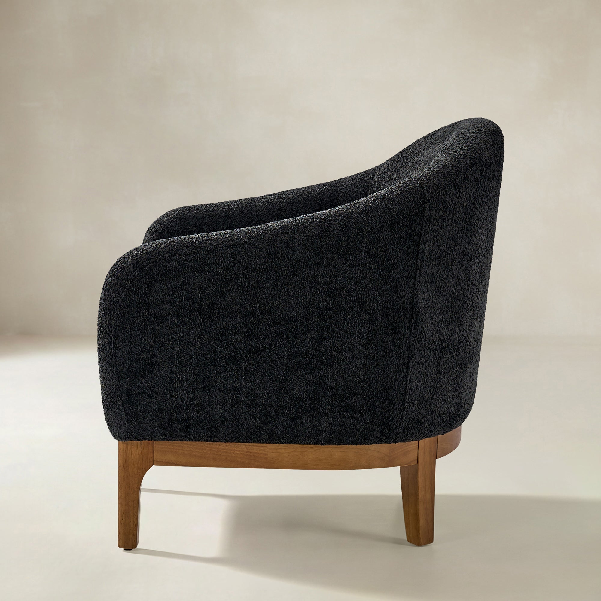 August Bouclé Moderner Sessel im Tonnendesign
