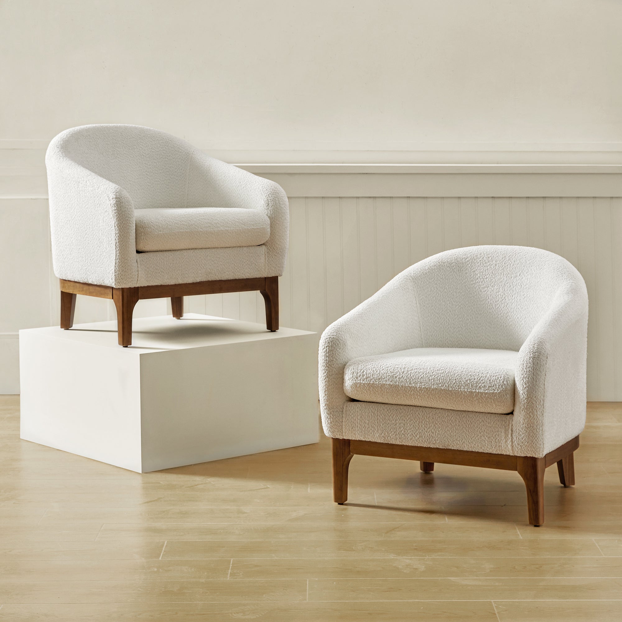 August Bouclé Moderner Sessel im Tonnendesign
