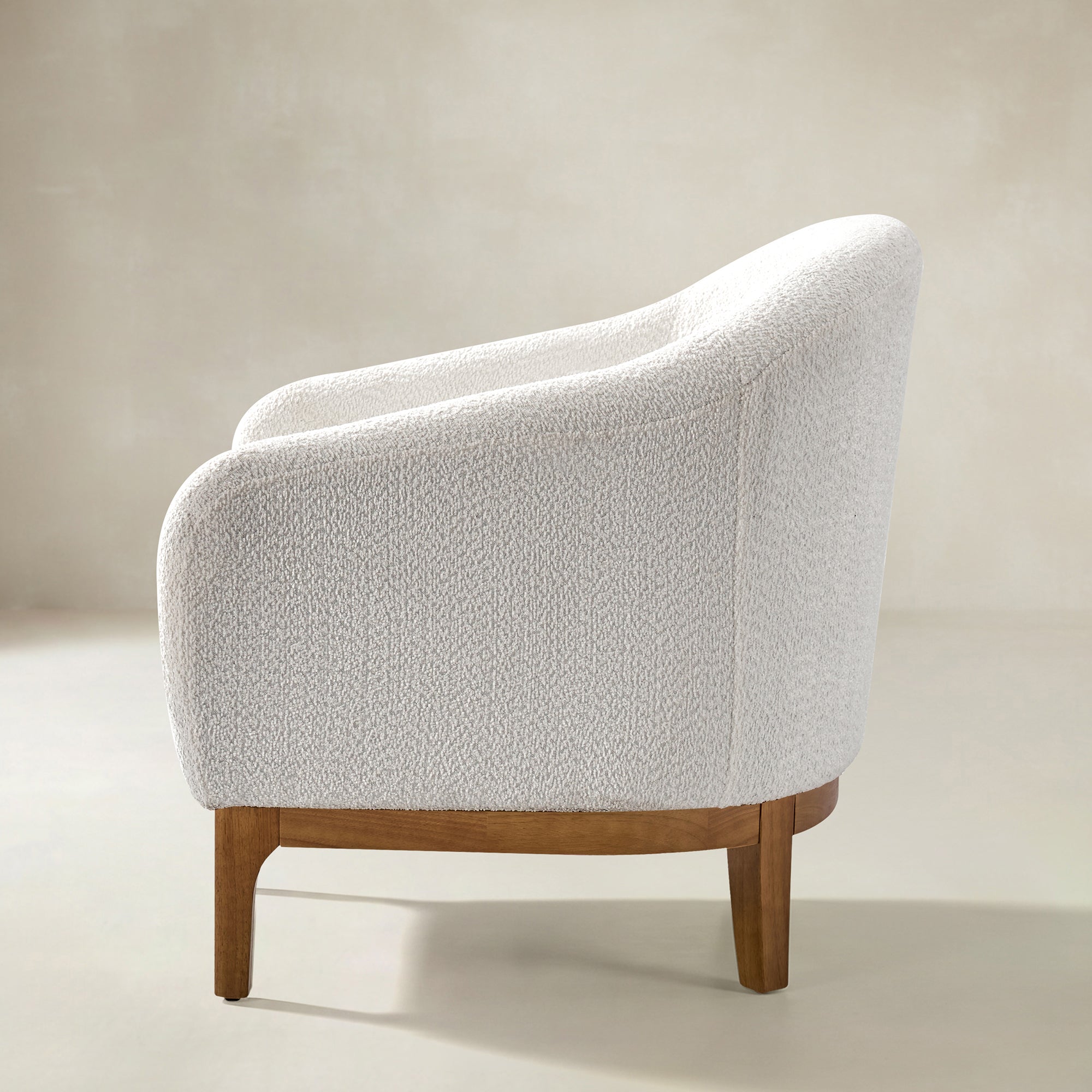 August Bouclé Moderner Sessel im Tonnendesign