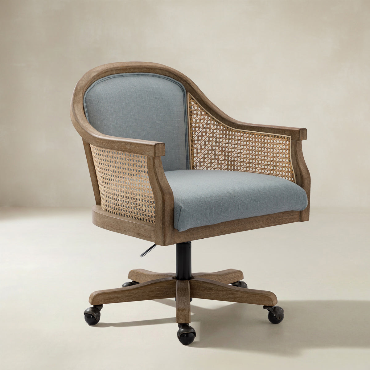 Audrey Rattan-Bürostuhl mit Drehfuß & geschwungenem Sitzdesign