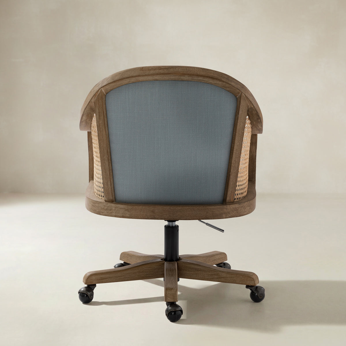 Audrey Rattan-Bürostuhl mit Drehfuß & geschwungenem Sitzdesign
