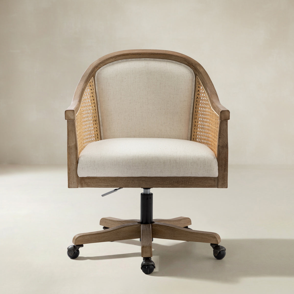 Audrey Rattan-Bürostuhl mit Drehfuß & geschwungenem Sitzdesign