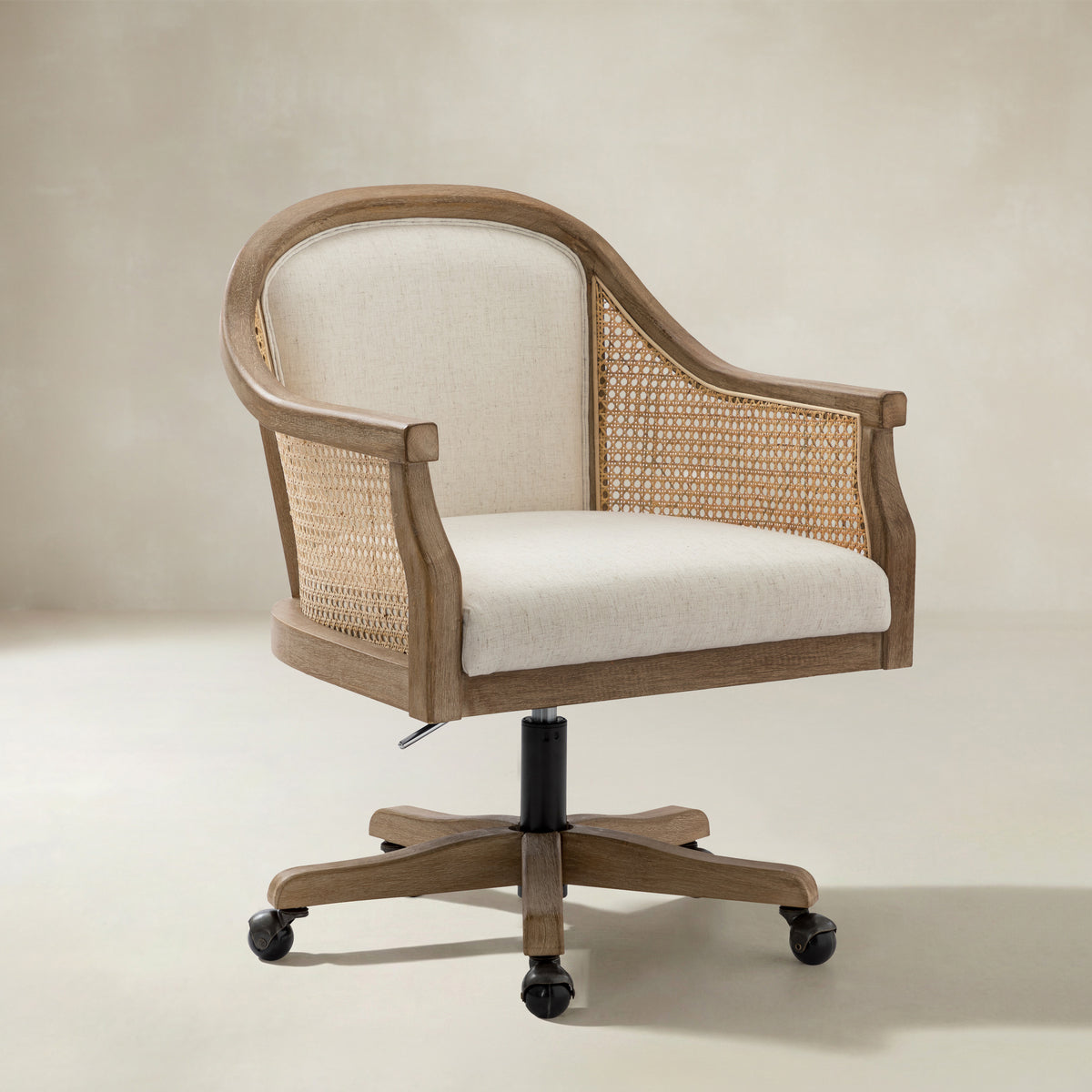 Audrey Rattan-Bürostuhl mit Drehfuß & geschwungenem Sitzdesign