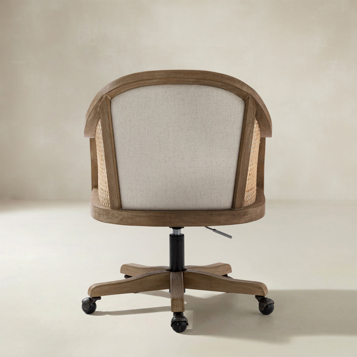 Audrey Rattan-Bürostuhl mit Drehfuß & geschwungenem Sitzdesign