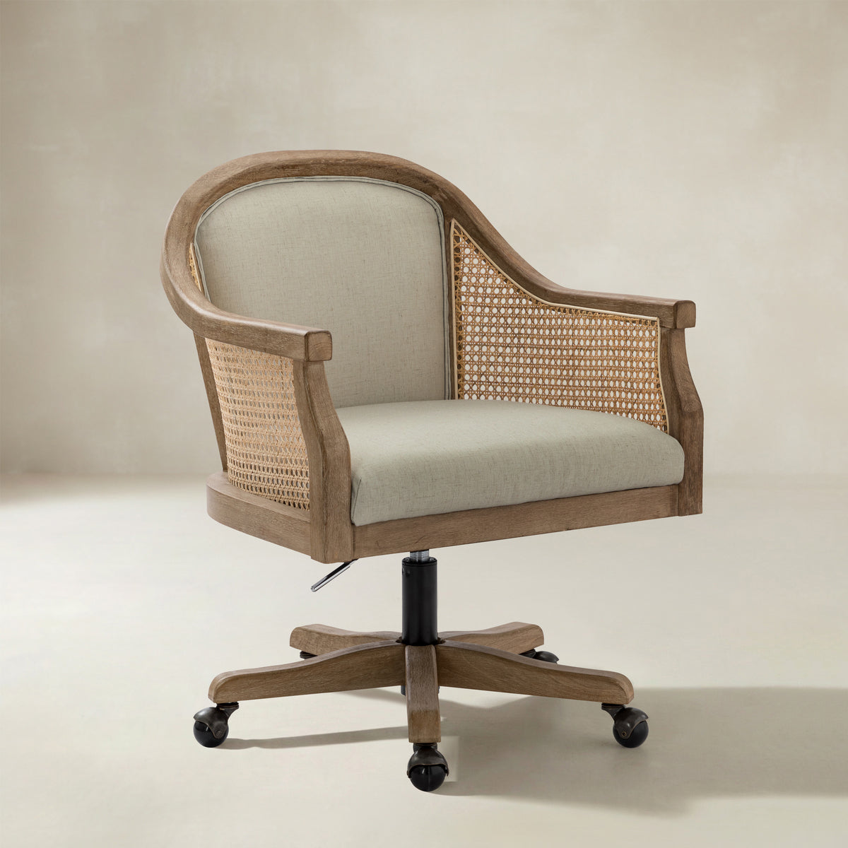 Audrey Rattan-Bürostuhl mit Drehfuß & geschwungenem Sitzdesign
