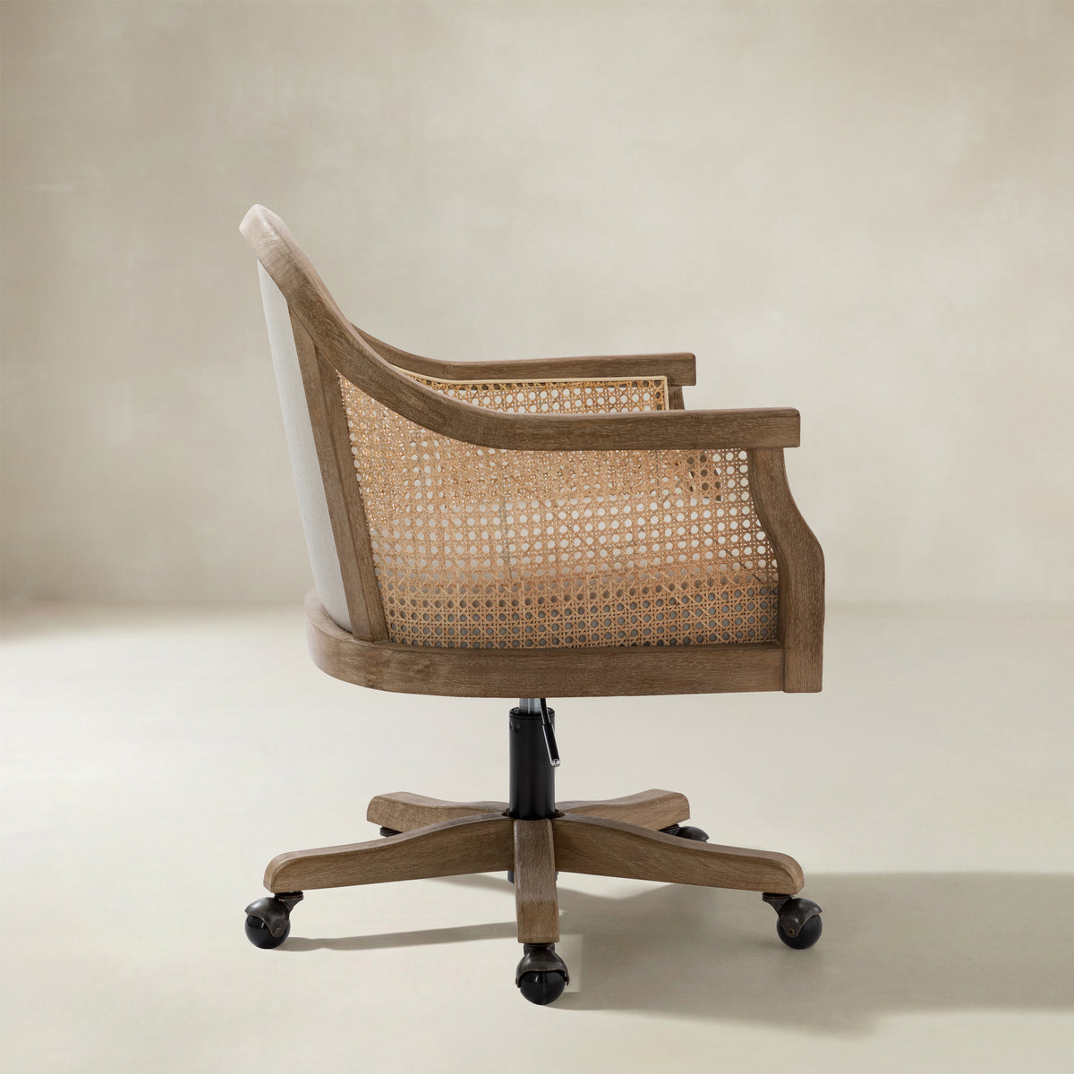 Audrey Rattan-Bürostuhl mit Drehfuß & geschwungenem Sitzdesign