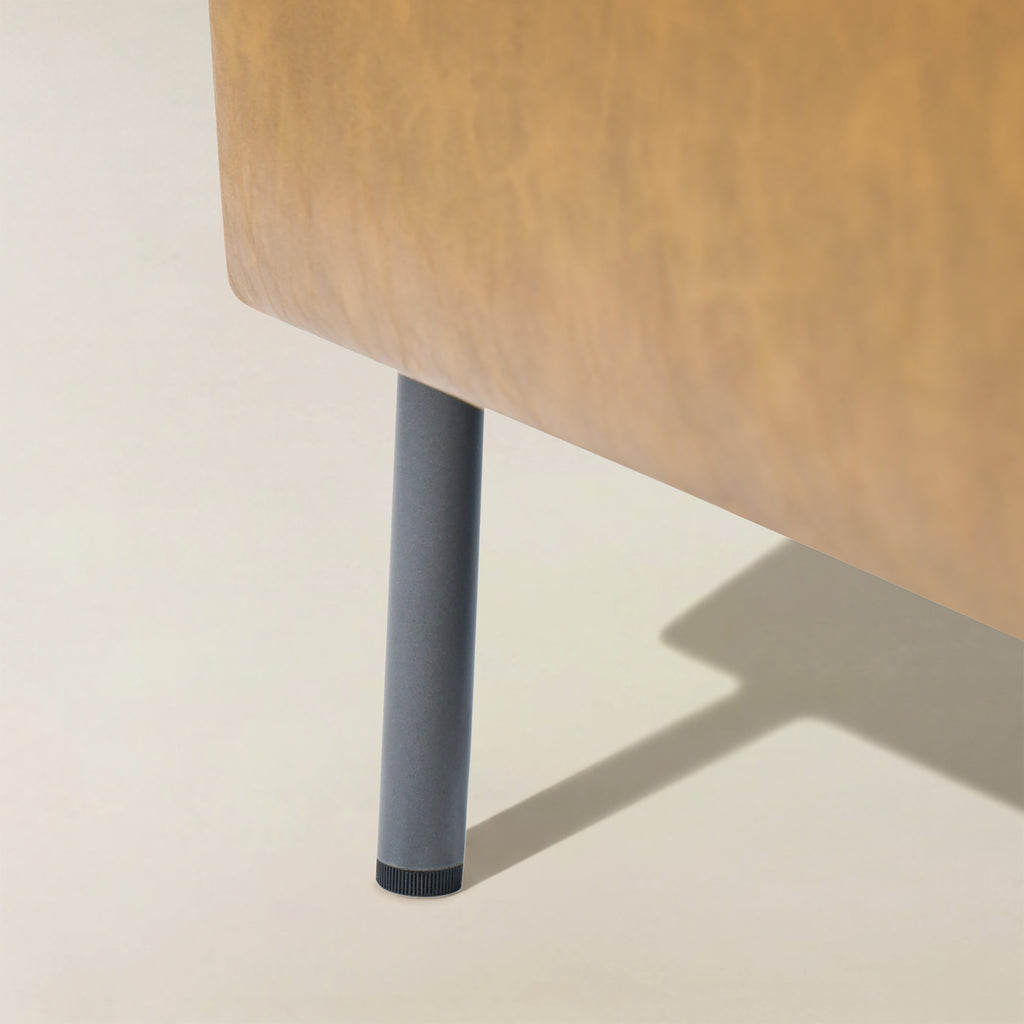 Vic 2-Sitzer-Sofa im Industrie-Stil aus Stoff mit schwarzen Metallbeinen