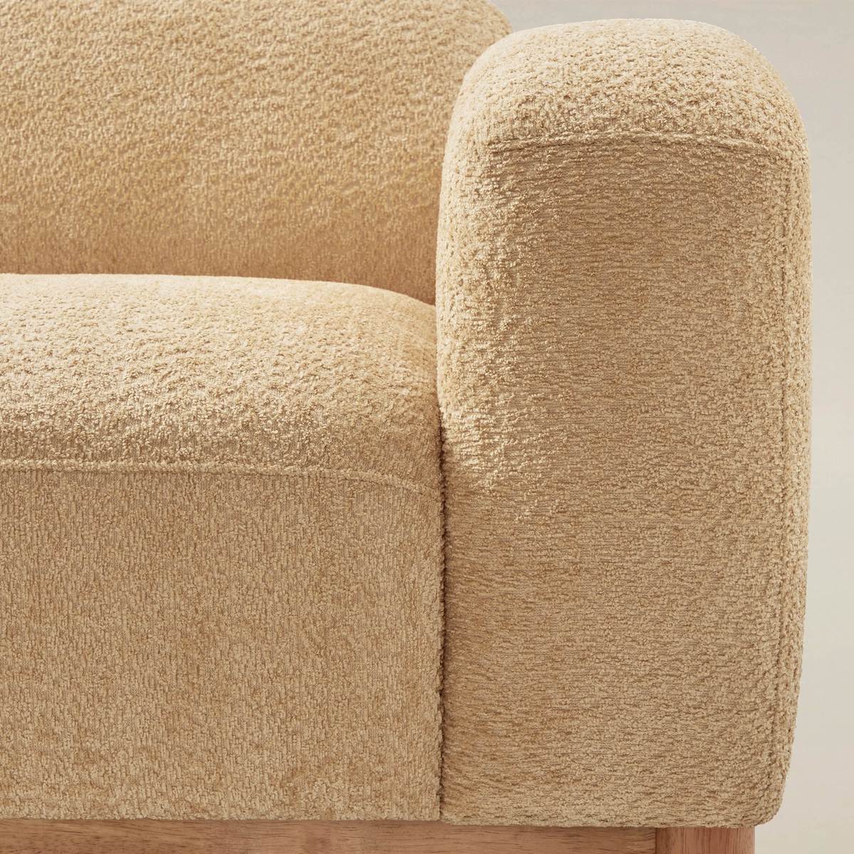 Diego Modernes Sofa mit niedrigem Profil und tiefer Polstersitzfläche