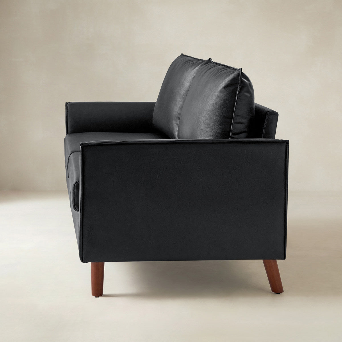 Lira Mid-Century 2-Sitzer aus veganem Leder mit Massivholzbeinen