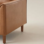 Lira Mid-Century 2-Sitzer aus veganem Leder mit Massivholzbeinen