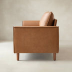 Lira Mid-Century 2-Sitzer aus veganem Leder mit Massivholzbeinen