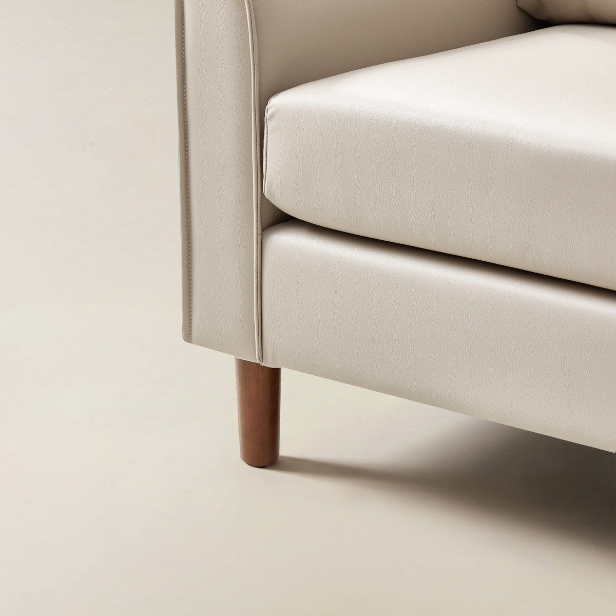 Lira Mid-Century 2-Sitzer aus veganem Leder mit Massivholzbeinen